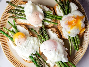 imagem de Tosta de espargos com ovo escalfado