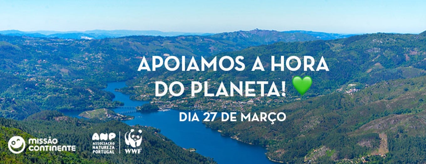 Banner com a mensagem “Apoiamos a hora do planeta” e paisagem com árvores e rio como fundo