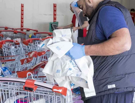 Empregados do Continente a organizarem os sacos para doação