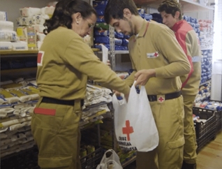 Cruz Vermelha A Organizar Bens Para Doação