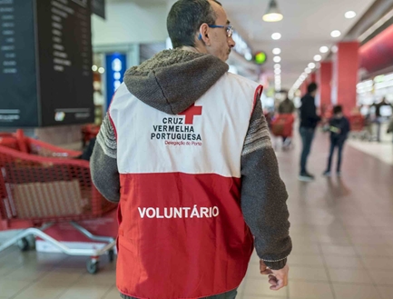 Voluntário Com T-shirt da Cruz Vermelha Portuguesa