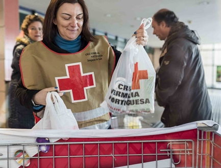 Voluntária Cruz Vermelha Portuguesa A Colocar Bens Doados