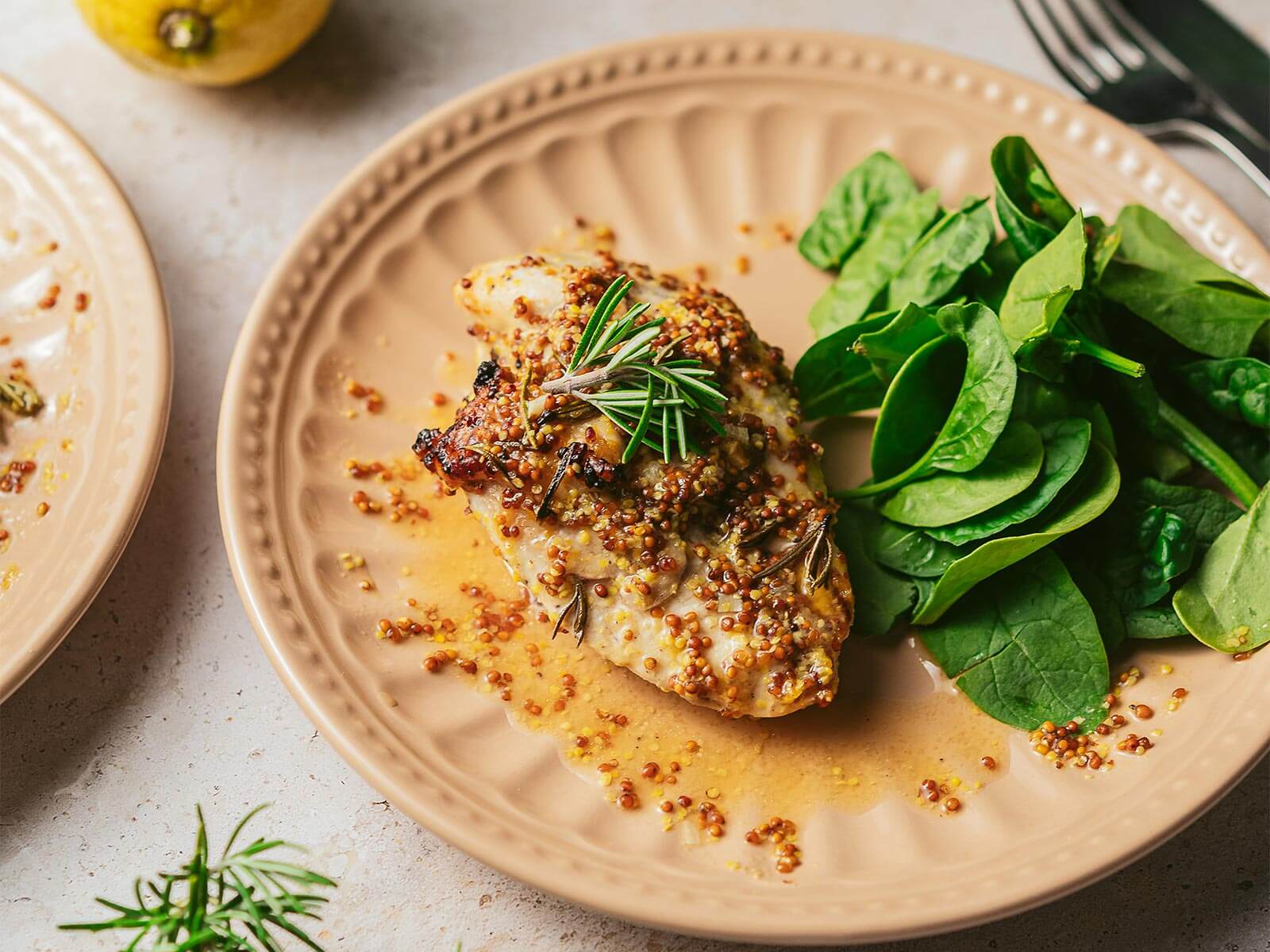 Peitos de frango no forno com mostarda e alecrim