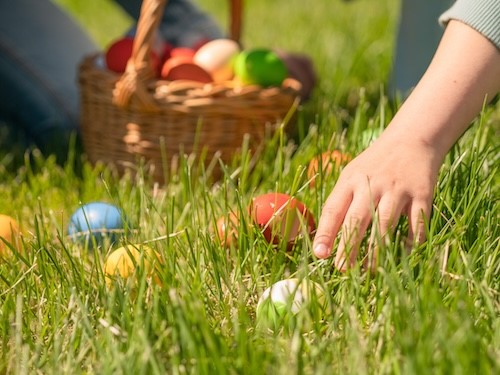 crianças a caçar ovos de páscoa no relvado