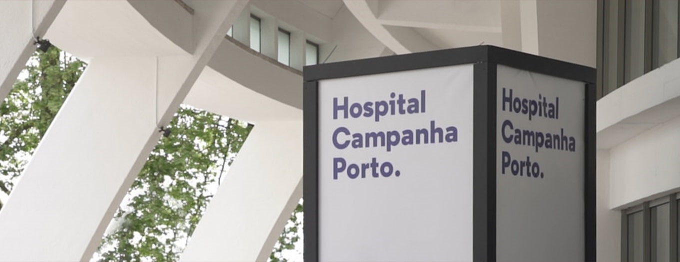 Mupi com informacao "Hospital Campanha Porto"