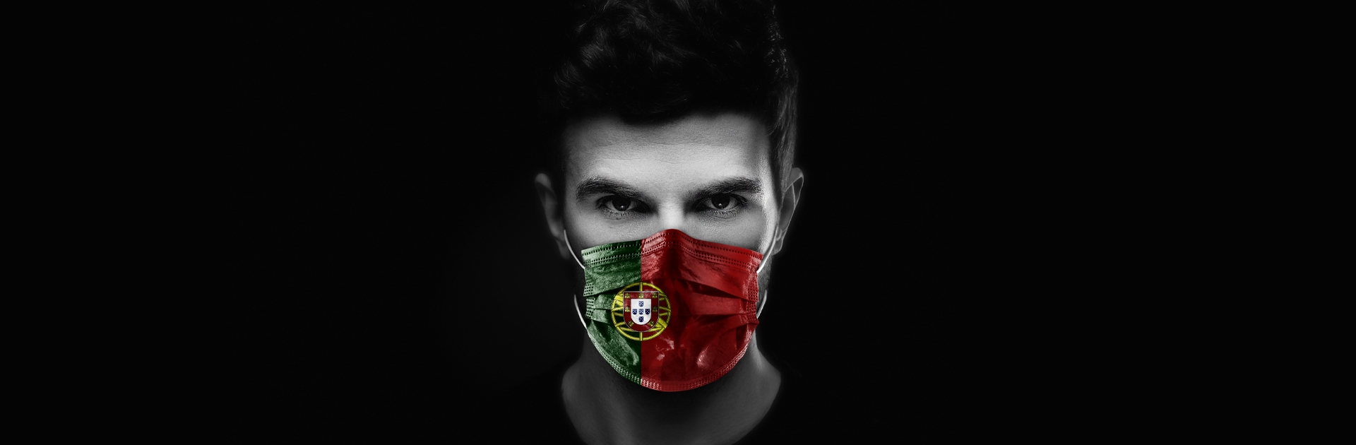 Homem com máscara com a bandeira portuguesa