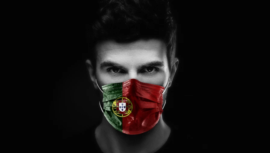 Homem com máscara com a bandeira portuguesa
