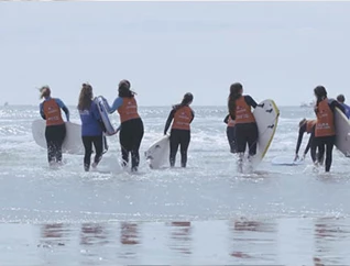 Jovens A Fazer Surf