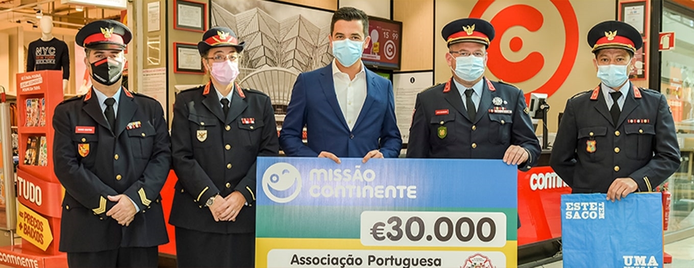 Associação Portuguesa dos Bombeiros Voluntários a receber o cheque da Missão Continente no valor de 30 mil euros