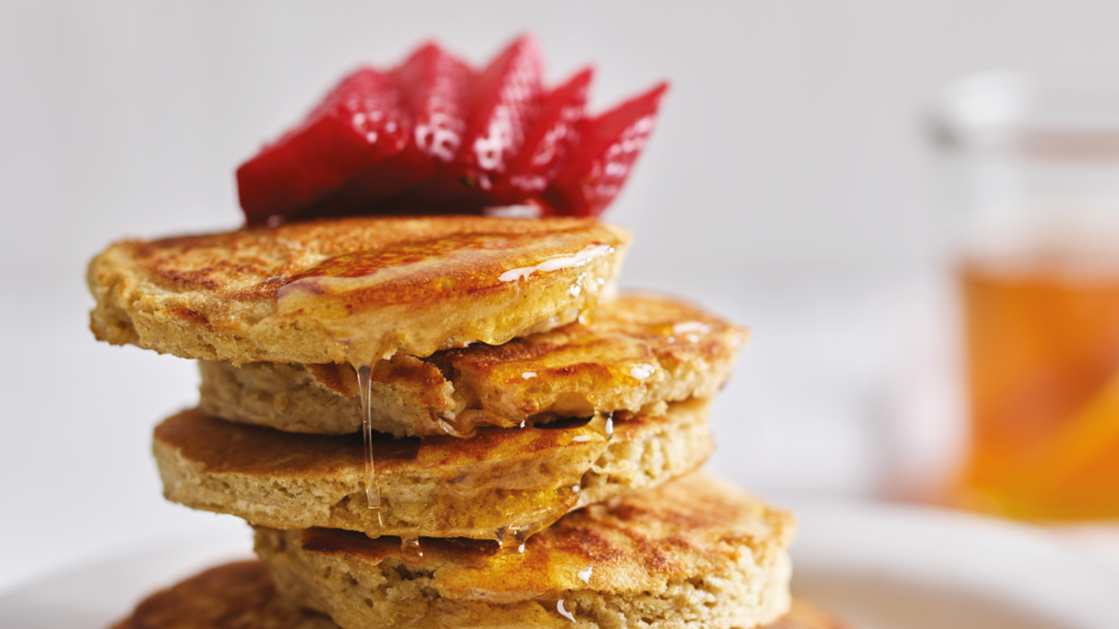 Panquecas de farinha de arroz com xarope de ácer e morangos