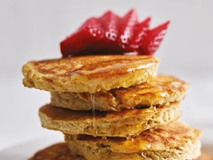 Panquecas de farinha de arroz com xarope de ácer e morangos