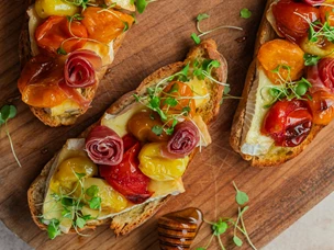 Bruschettas com Queijo Brie, Presunto e Tomate