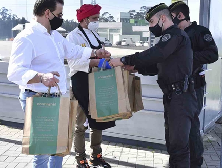 Chef Chakall A Dar Sacos Com Doações A Polícia
