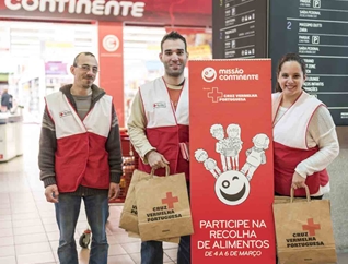 Três Voluntários Cruz Vermelha Portuguesa Junto A Painel Missão Continente