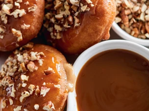 Donuts com recheio de capuccino glacé de caramelo e noz-pecã