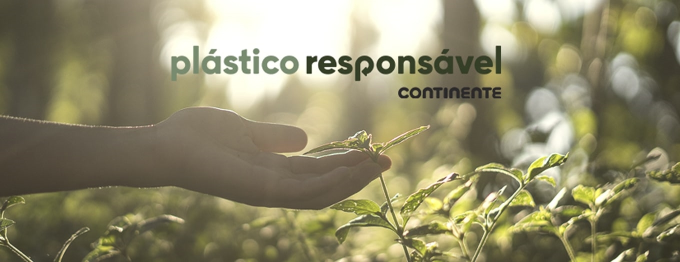 Fotografia da natureza com mão de pessoa a tocar numa planta e com a mensagem “plástico responsável”
