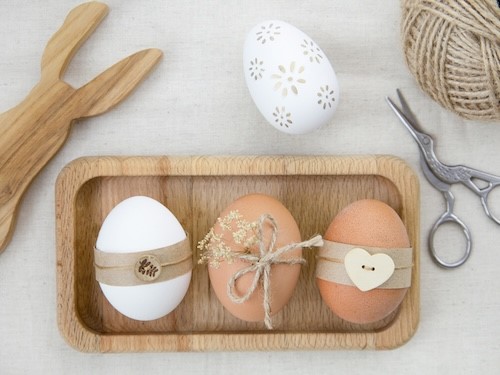 ovos de páscoa decorados com materiais reciclados