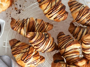 Croissants com recheio de chocolate e avelã