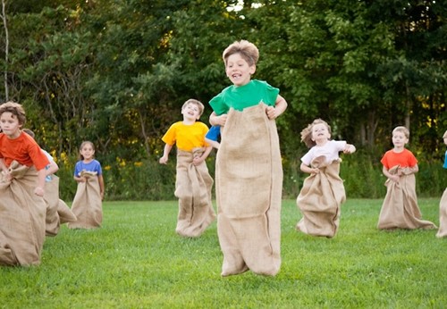 crianças a brincar de corrida de saco