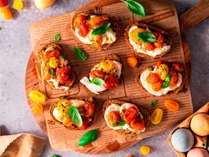 Bruschettas de tomate assado e mozzarella