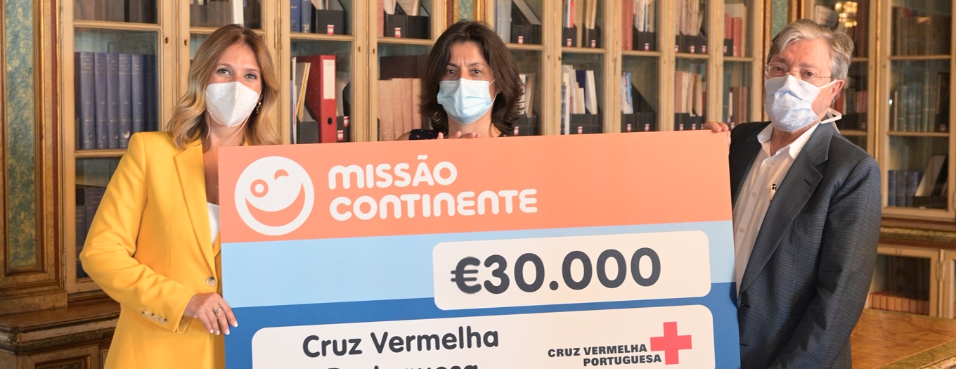 imagem com responsaveis da Cruz Vermelha Portuguesa e Missão Continente a segurar num cheque de 30 mil euros no ambito da campanha Sacos Solidários