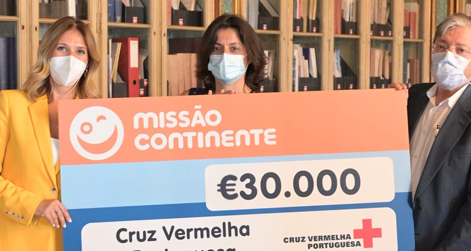 imagem com responsaveis da Cruz Vermelha Portuguesa e Missão Continente a segurar num cheque de 30 mil euros no ambito da campanha Sacos Solidários
