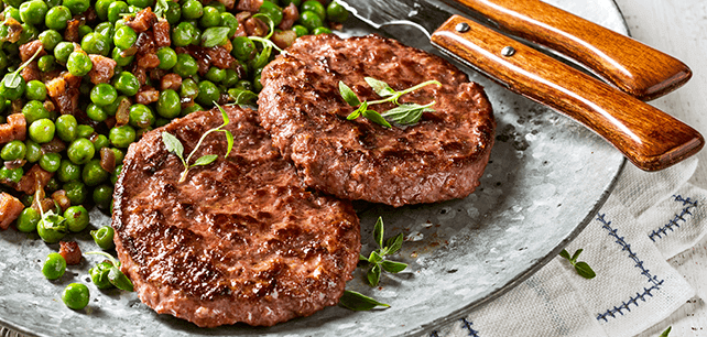 Hamburgueres-grelhados-com-salada-de-ervilhas